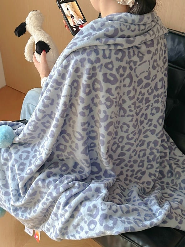 Pom-Pom Leopard Plush Throw Blanket original reference image 17